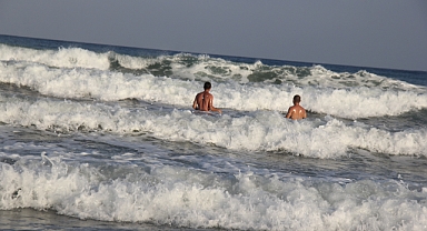 İğneada'da Dev Dalgalarda Ölümle Dans; Bu İşin Şakası Yok!