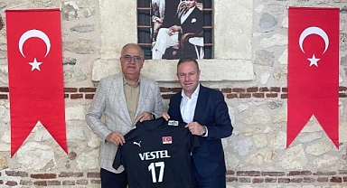 Kırklareli TSO Başkanı Ilık'a Milli Takım Kaptanının 17 Numaralı Forması 