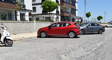 Park halindeki otomobile çarpan motosiklet sürücüsü yaralandı