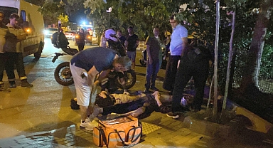 Polisten kaçan sürücünün kullandığı motosiklet otomobille çarpıştı; 2 yaralı