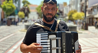 Sokak müzisyeninden ‘Gölgede bile pişiyorum’ şarkısı