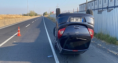 Takla atan otomobilden, emniyet kemeri sayesinde yara almadan çıktı