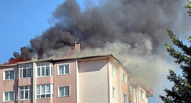 Tekirdağ'da 8 katlı apartman çatısında yangın