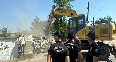 Uyuşturucu satıldığı belirlenen 7 metruk bina yıkıldı