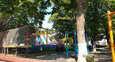 Yayla Parkı'nda Minikler İçin Şişme Oyun Parkı Kuruldu