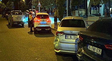 Alkollü sürücünün kullandığı hafif ticari araç, park halindeki otomobillere çarptı