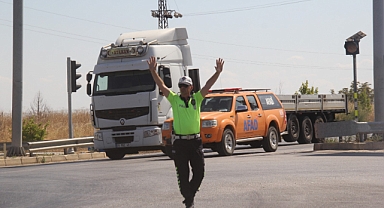 Babaeski Taşağıl’da Anız Yangını: Emniyet Trafiği Canla Başla Yönetti