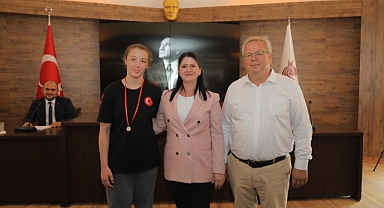 Edirne Belediye Meclisi Toplantısında Şampiyon Sporculara Anlamlı Ödül