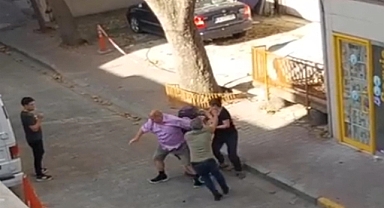 Ev sahibi ile kiracı arasında biber gazlı, sopalı kavga kamerada