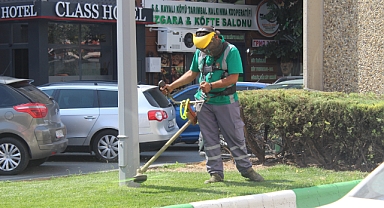 Kırklareli Belediyesi'nden Park ve Yeşil Alanlarda Çim Biçme Çalışması