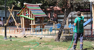 Kırklareli Belediyesi'nden Yeşil Alanlarda Sulama ve Serinletme Çalışmaları