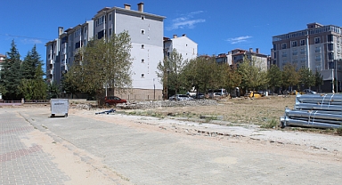 Kırklareli Cumhuriyet Mahallesi'nde Yeni Elektrik Direkleri Dikiliyor