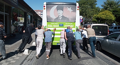 Kırklareli'nde Arızalanan Halk Otobüsüne Esnaftan Anlamlı Destek