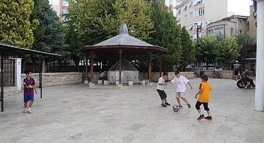 Kırklareli'nde Çocuklar Tatilin Son Günlerini Hızırbey Camii Avlusunda Oyunla Değerlendiriyor