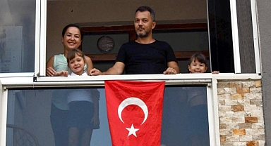 Konteynerden çıkardıkları bayrağı temizleyip evlerinin balkonuna astılar