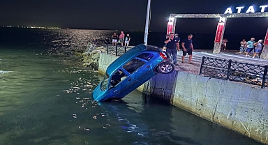 Su kanalında asılı kalan otomobilde 1 kişi yaralandı