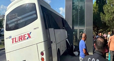 Tekirdağ'da servis midibüsü, OSB’nin tabela direğine çarptı; 19 yaralı