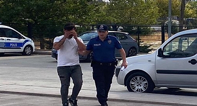 'Yol vermeme tartışması'nda minibüse nacak ile saldırdı; o anlar kamerada