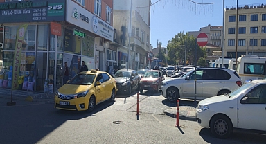 Alkollü sürücü, minibüse tekme atmak isterken düşüp belini kırdı