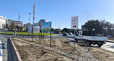 BÜYÜKŞEHİR ZABITA EKİPLERİNDEN İZİNSİZ REKLAM ELEMANLARINA GEÇİT YOK