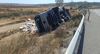 Devrilen TIR’ın sürücüsü yaralandı