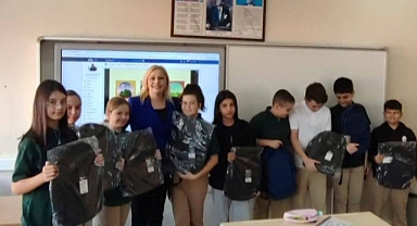 Kaynarca Belediyesinden Öğrencilere Çanta Desteği