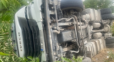 Kırklareli Girişinde Mıcır Yüklü Tır Şarampole Devrildi