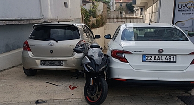 Motosiklet, otomobile çarpıp başka aracın üzerine düştü; 1 yaralı