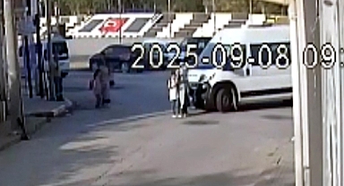 Okul yolunda servis minibüsünün çarptığı anne- oğul yaralandı; kaza kamerada