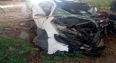 Otoyolda üst geçidin ayağına çarpan otomobilin sürücüsü öldü