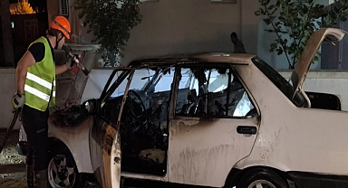 Park halindeki otomobil, kontağı çalıştırılınca alev aldı