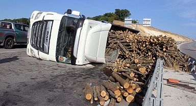 Poyralı Kavşağında Odun Yüklü Kamyon Devrildi