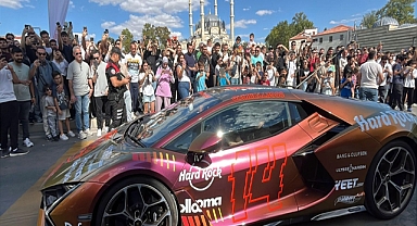 Ralli sürücüleri, otomobilleriyle Selimiye Camisi'nin çevresinde tur attı