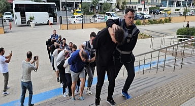 Şehit ailesini dolandıran 11 şüpheli adliyede