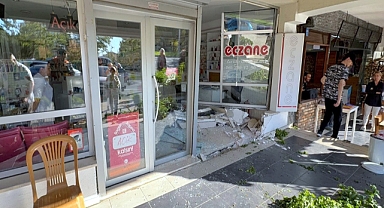 Sürücünün fren yerine gaza bastığı otomobil eczaneye girdi