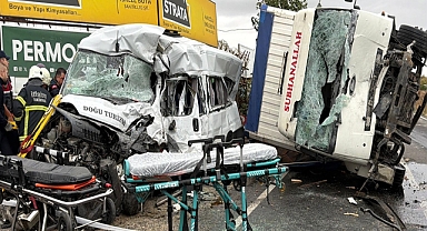 Tekirdağ'da kamyon ile işçi servis minibüsü çarpıştı: 3 ölü, 9 yaralı