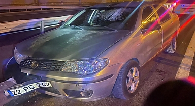 Ters yönde giderken refüje çarpan otomobilin alkollü sürücüsü yaralandı