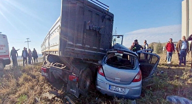 TIR, otomobile çarptı; 1’i ağır 2 yaralı