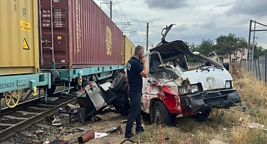 Trenin hemzemin geçitte çarptığı minibüsün sürücüsü yaralandı