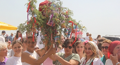 Yeniceköy Zelenika Şenliğinde Aret Dalı Geleneği Canlandırıldı
