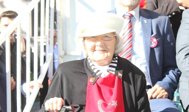 91 Yaşındaki Binnaz Teyze'den Cumhuriyet Bayramı'na Anlamlı Armağan