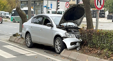Alkollü sürücü, yaya geçidinin olduğu noktada otomobiliyle refüje çarptı