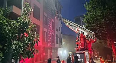 Apartman otoparkındaki otomobilde patlama sonrası yangın; mahsur kalan 9 kişi itfaiye merdiveniyle kurtarıldı