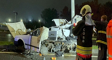 Aydınlatma direğine çarpan otomobil ikiye ayrıldı; sürücü yaralandı