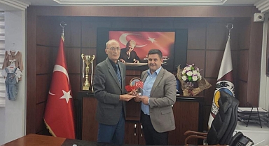 Başkan İsmail Özen'e Eğitime Katkılarından Dolayı Teşekkür Plaketi
