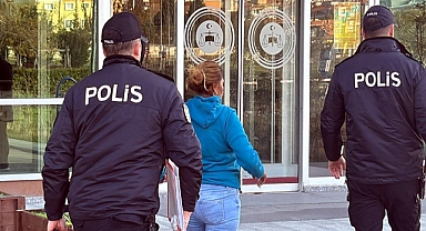Bebeğini bankta oturan kişiye bırakıp kaçan anne, adli kontrol şartıyla serbest