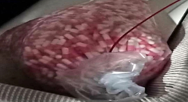 Çalıştığı ilaç fabrikasından çaldığı ham madde ile evinde uyuşturucu hap üretirken yakalandı