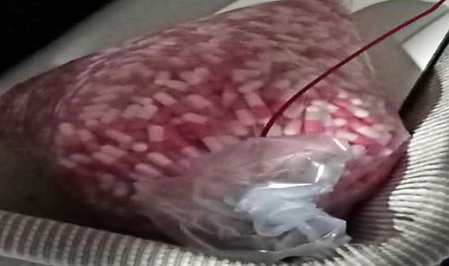 Çalıştığı ilaç fabrikasından çaldığı ham madde ile evinde uyuşturucu hap üretirken yakalandı