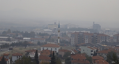 Çeltik hasadı sonrası yasak olmasına rağmen anız yakımı, ilçeyi duman altında bıraktı