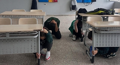 Cevizköy Ortaokulu’nda Öğrenciler Depreme Hazırlık Tatbikatı Yaptı